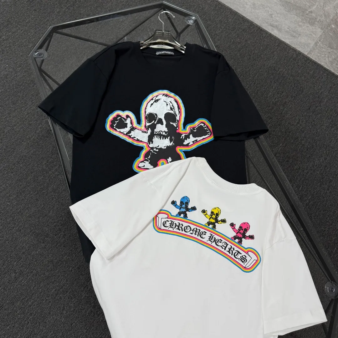 P180 Chrome Hearts Chrome Hearts 25 high-end versions. The fabric is made of 300 grams of high-density pure cotton. It does not deform or shrink. It has three labels. It is the same style for men and women. Technology: suede foaming + digital printing. Color: white, black. SIZE: S-XL.